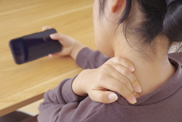 スマホを見下ろす姿勢の方
